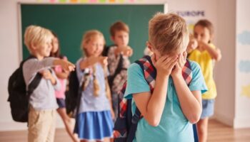 Что делать, если над ребенком в школе издеваются одноклассники