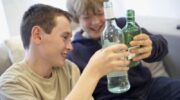 Употребление алкоголя подростком — причины и что делать