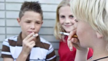 Курение среди подростков — как отучить ребёнка