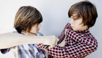 Агрессия у подростков — что делать родителям